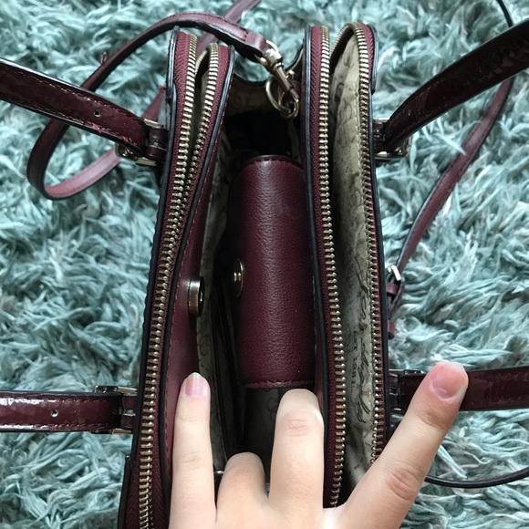 Guess Crossbody - Picture 2 of 4